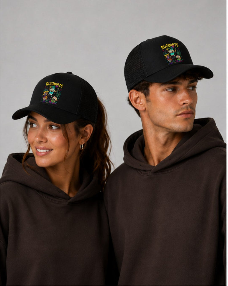 Chica y chico con la gorra de dardos Rugdarts negra y el diseño de bebés con dardos en el frontal