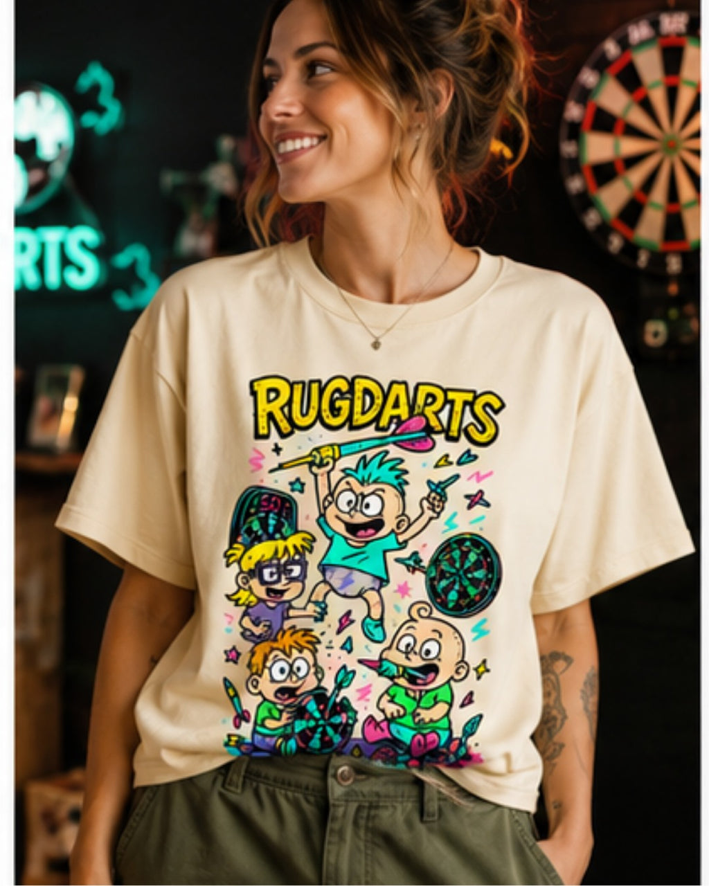 Chica con la camiseta de dardos Rugdarts beige y el diseño de bebés con dardos