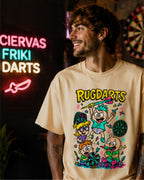 Chico con la camiseta de dardos Rugdarts beige y el diseño de bebés con dardos