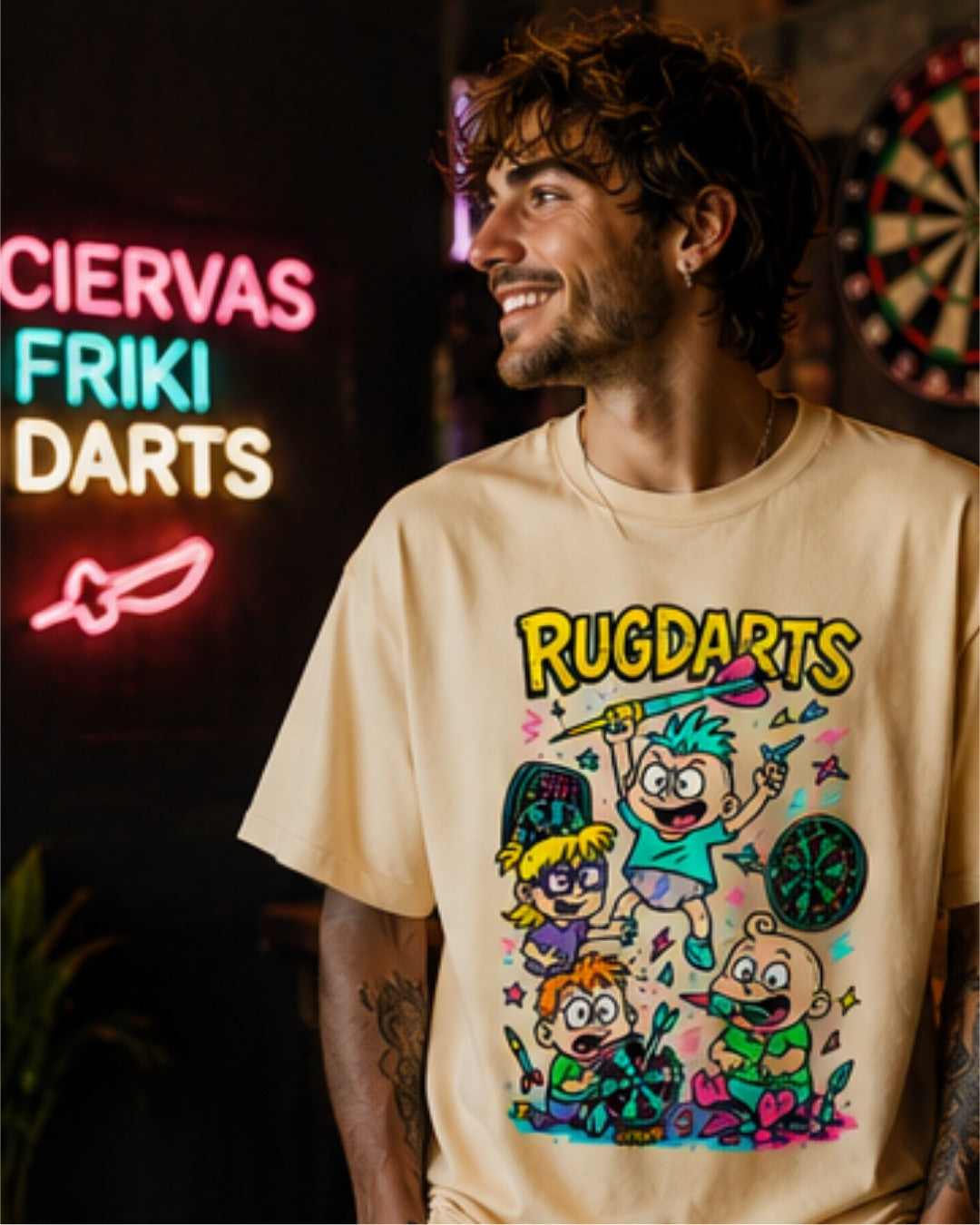 Chico con la camiseta de dardos Rugdarts beige y el diseño de bebés con dardos