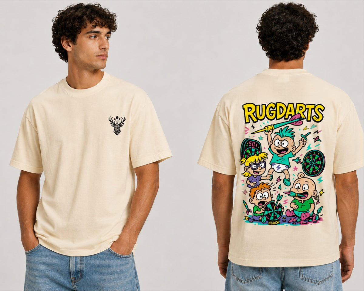 Camiseta de dardos Rugdarts beige: logo de CIERVAS delante y el diseño de bebés con dardos detrás