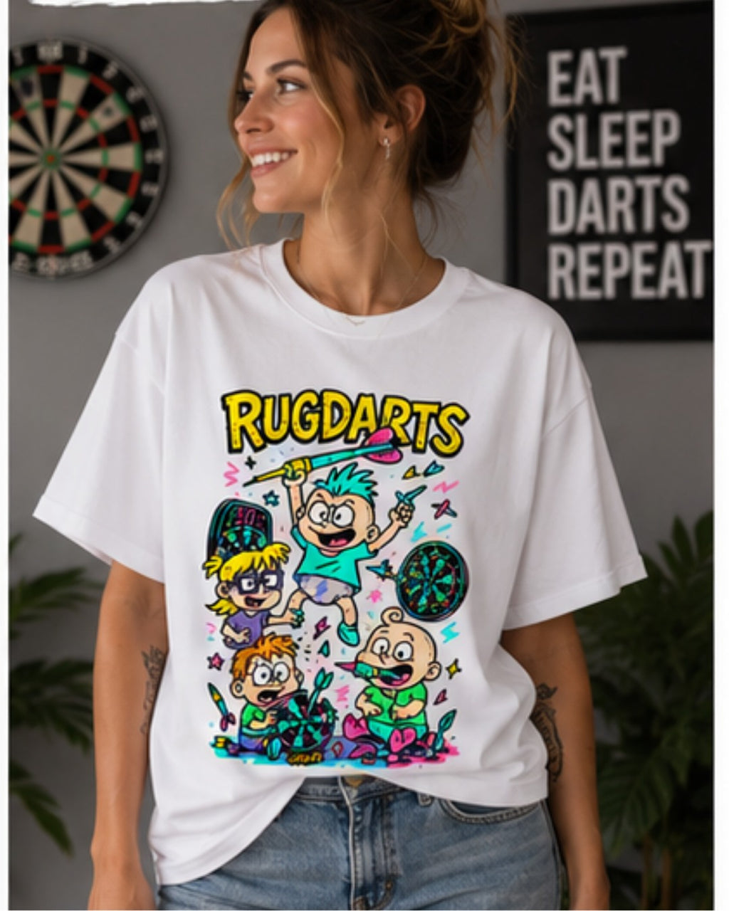 Chica con la camiseta de dardos Rugdarts blanca y el diseño de bebés con dardos