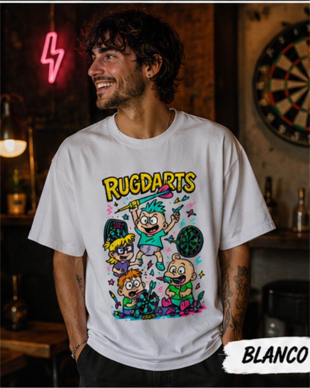 Chico con la camiseta de dardos Rugdarts blanca y el diseño de bebés con dardos