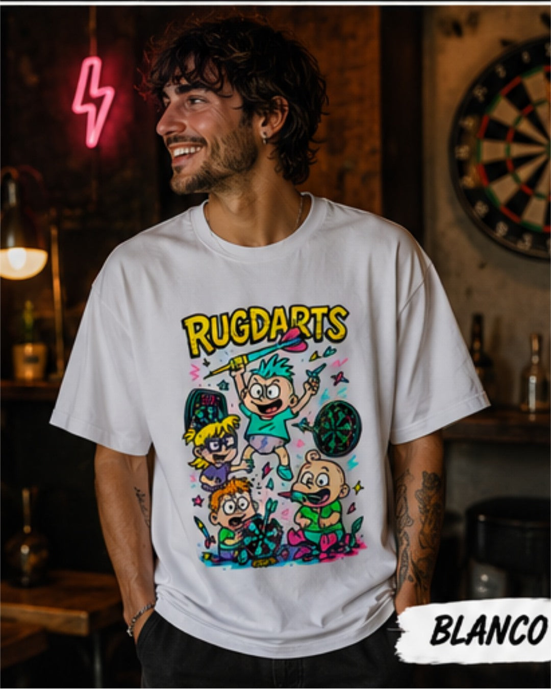 Chico con la camiseta de dardos Rugdarts blanca y el diseño de bebés con dardos