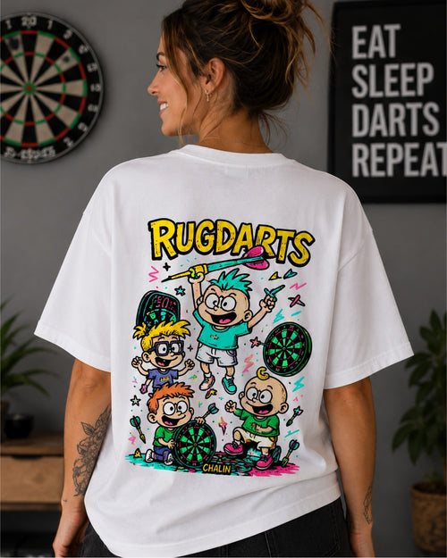 Chica de espaldas con la camiseta de dardos Rugdarts blanca y el diseño de bebés con dardos en la espalda