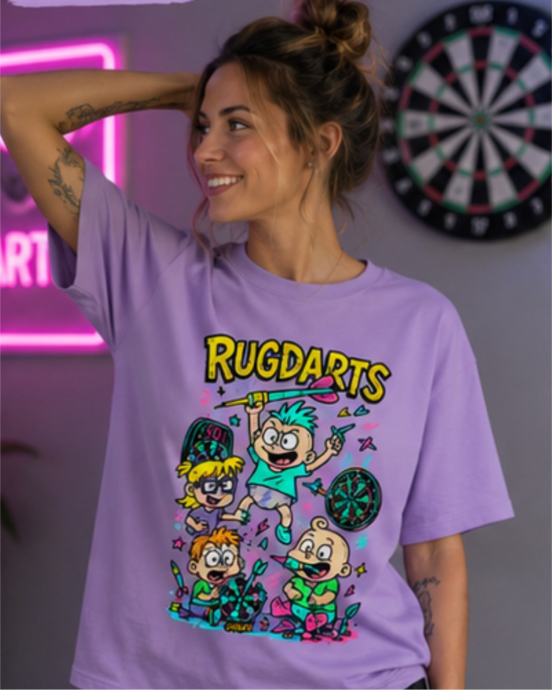 Chica con la camiseta de dardos Rugdarts lavanda y el diseño de bebés con dardos
