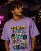Chico con la camiseta de dardos Rugdarts lavanda y el diseño de bebés con dardos