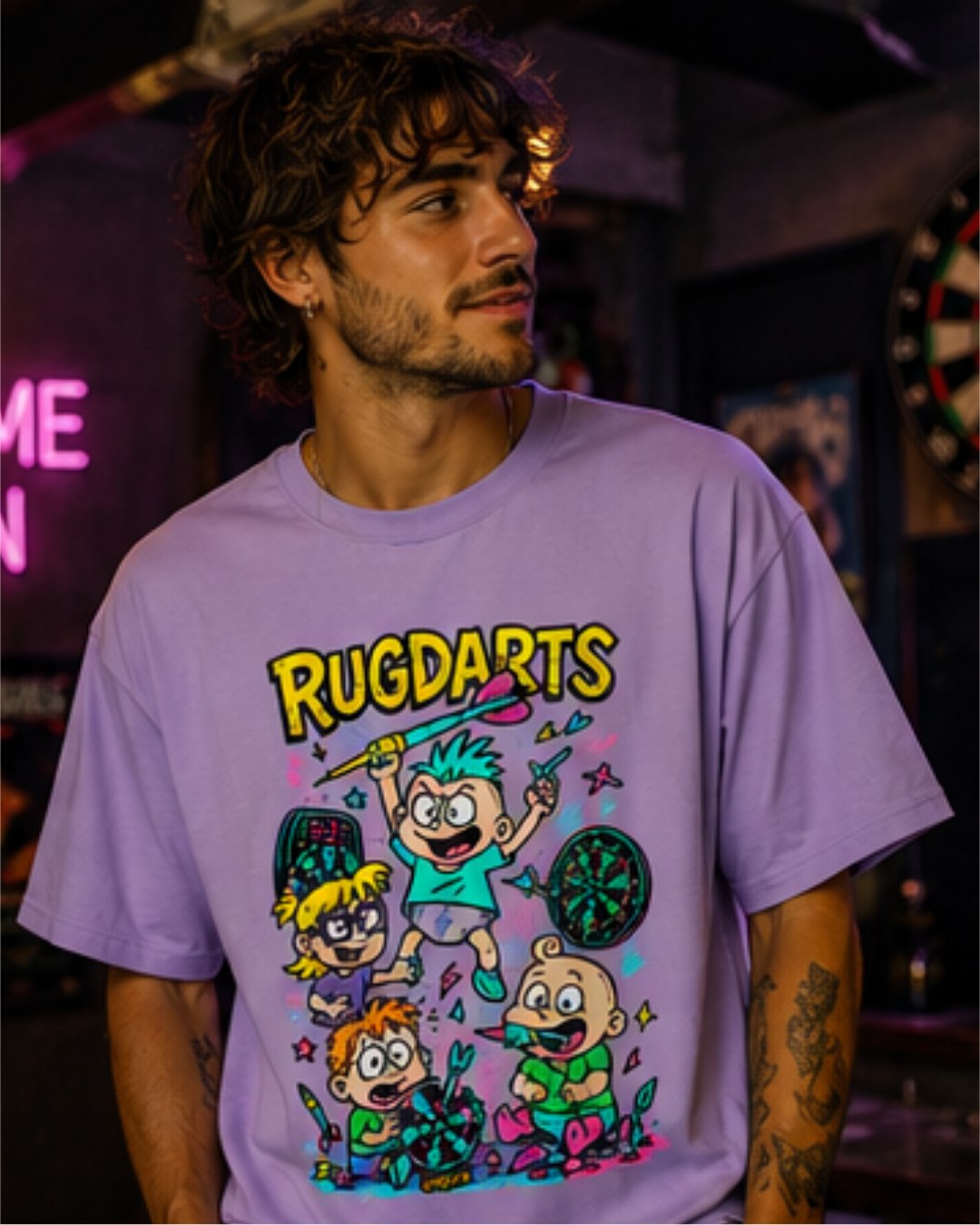 Chico con la camiseta de dardos Rugdarts lavanda y el diseño de bebés con dardos