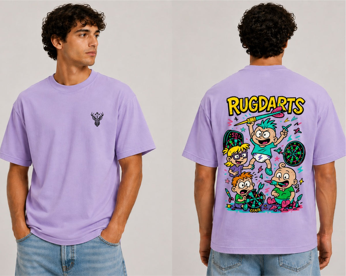 Camiseta de dardos Rugdarts lavanda: logo de CIERVAS delante y el diseño de bebés con dardos detrás