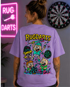 Chica de espaldas con la camiseta de dardos Rugdarts lavanda y el diseño de bebés con dardos en la espalda