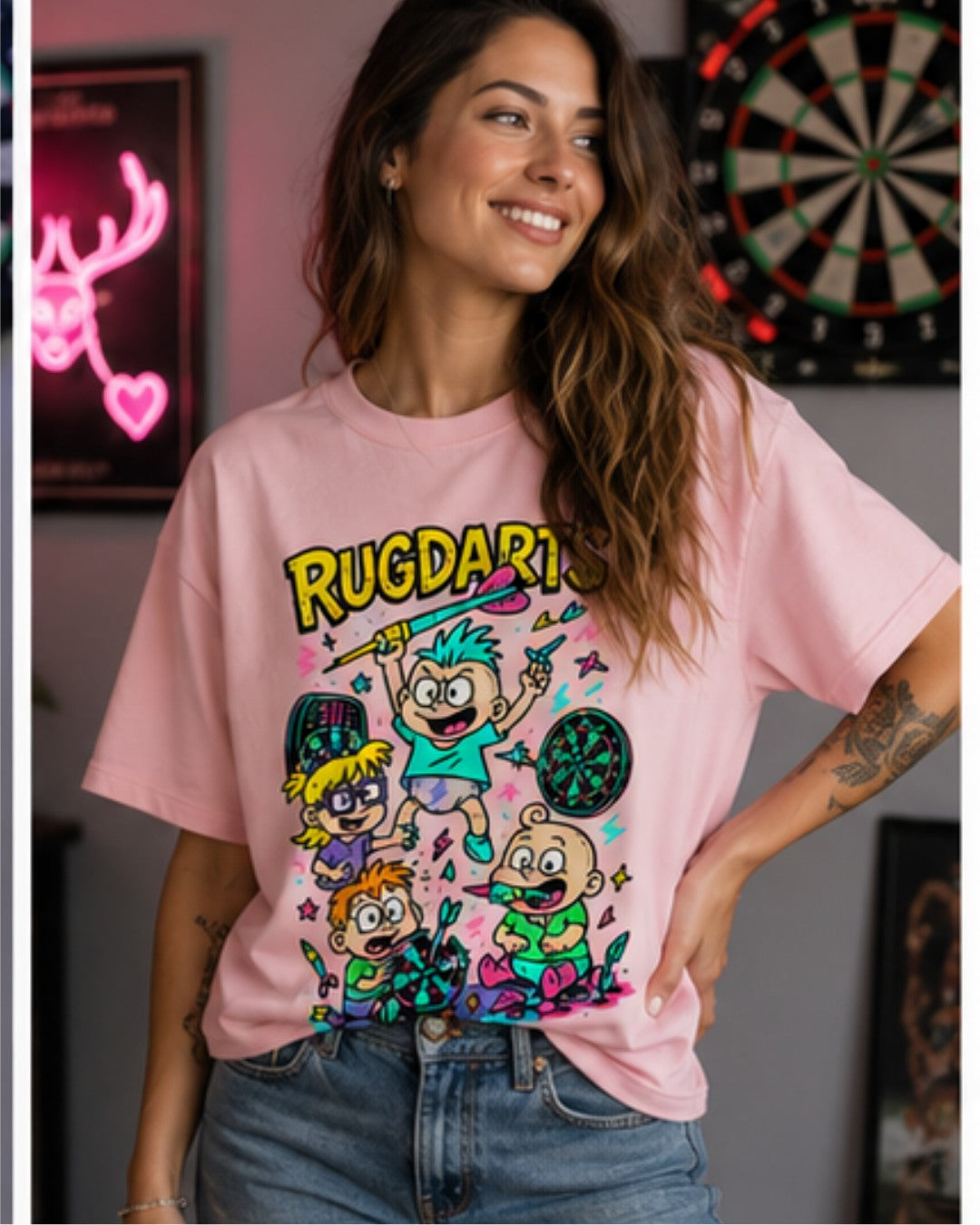 Chica con la camiseta de dardos Rugdarts rosa y el diseño de bebés con dardos