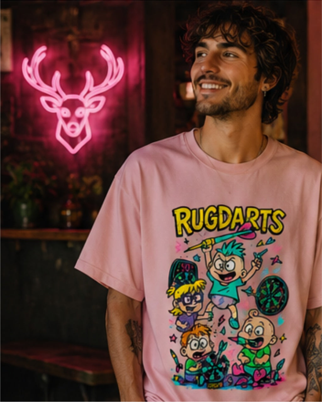 Chico con la camiseta de dardos Rugdarts rosa y el diseño de bebés con dardos