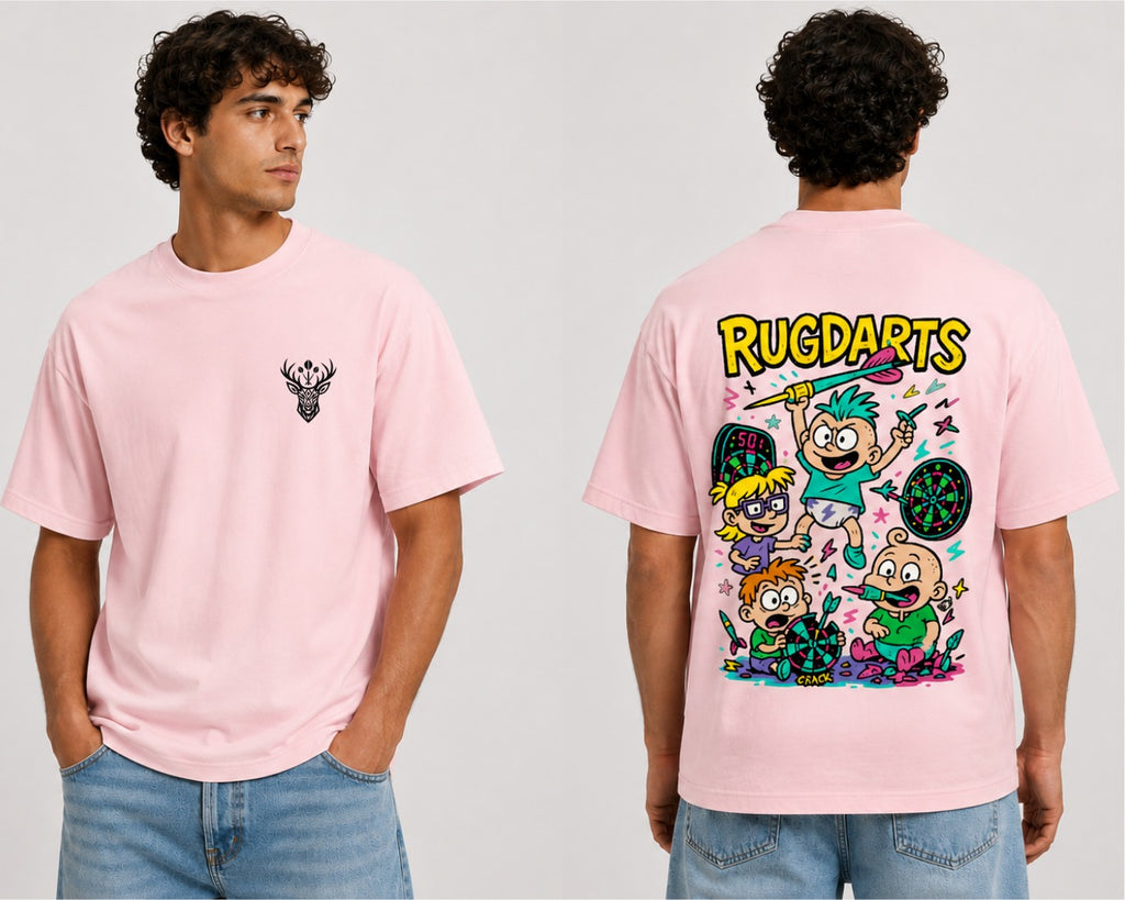 Camiseta de dardos Rugdarts rosa: logo de CIERVAS delante y el diseño de bebés con dardos detrás