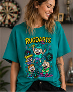 Chica con la camiseta de dardos Rugdarts turquesa y el diseño de bebés con dardos