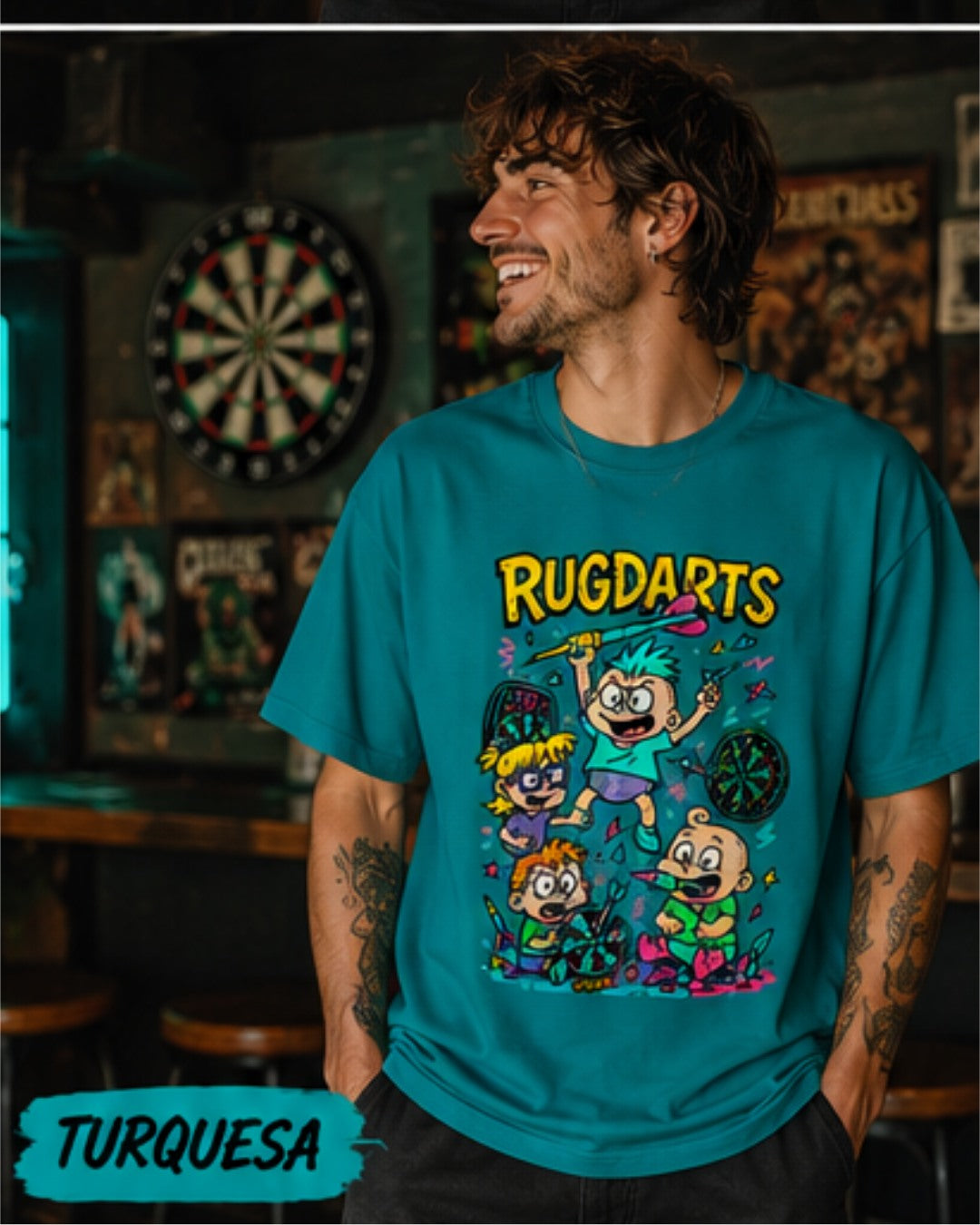 Chico con la camiseta de dardos Rugdarts turquesa y el diseño de bebés con dardos