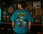 Chico de espaldas con la camiseta de dardos Rugdarts turquesa y el diseño de bebés con dardos en la espalda