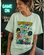 Chica con la camiseta de dardos Rugdarts verde menta y el diseño de bebés con dardos