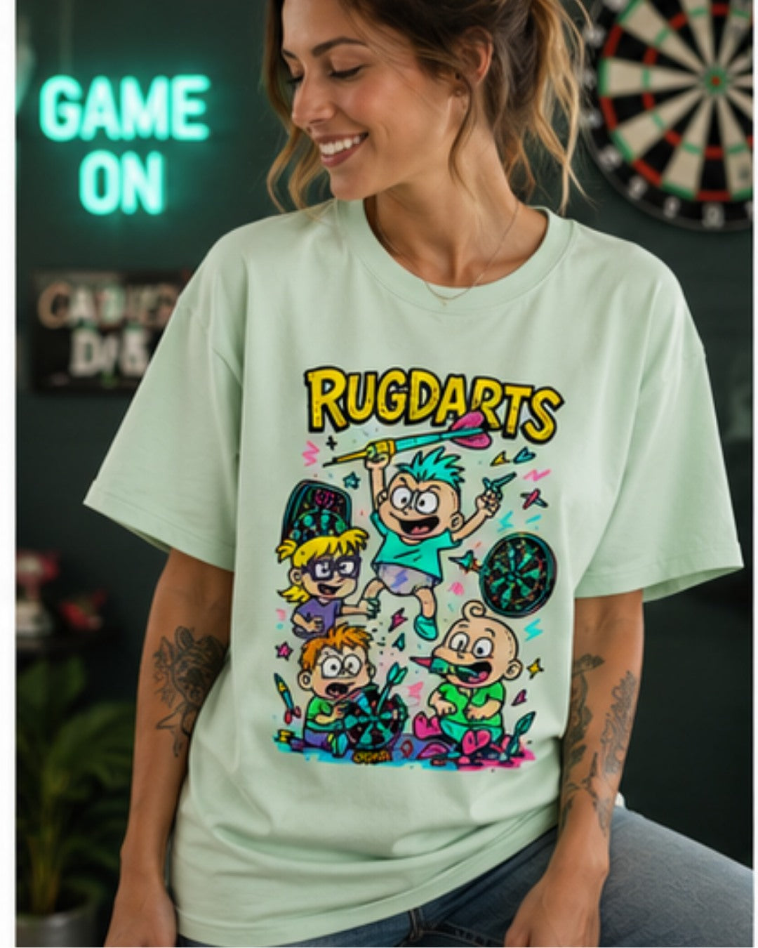 Chica con la camiseta de dardos Rugdarts verde menta y el diseño de bebés con dardos