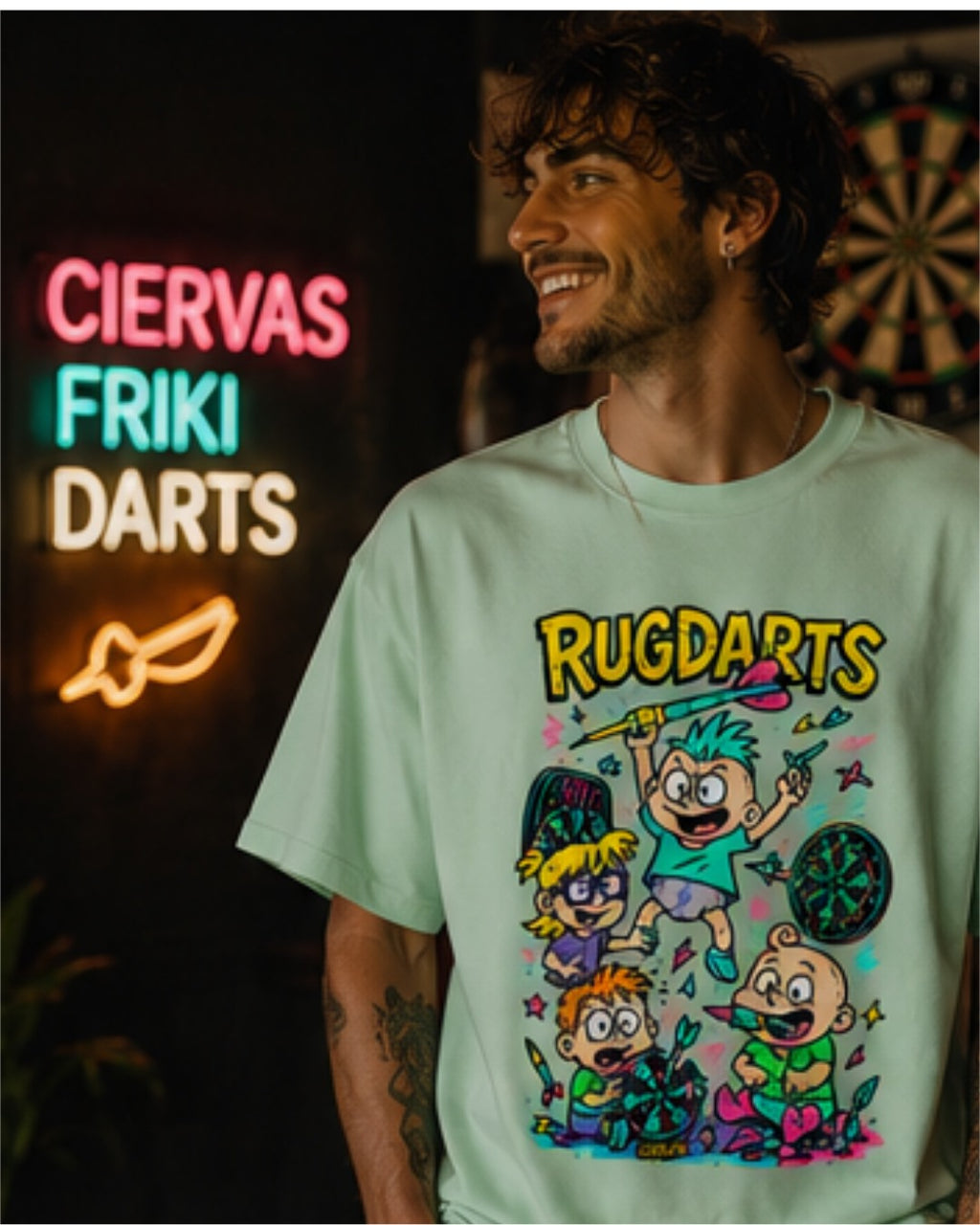 Chico con la camiseta de dardos Rugdarts verde menta y el diseño de bebés con dardos