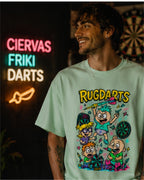 Chico con la camiseta de dardos Rugdarts verde menta y el diseño de bebés con dardos