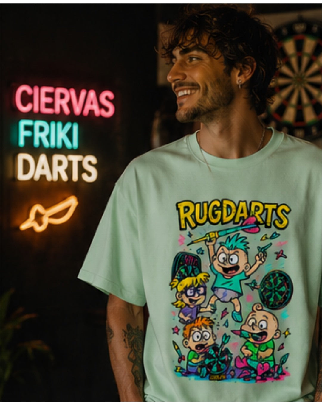 Chico con la camiseta de dardos Rugdarts verde menta y el diseño de bebés con dardos