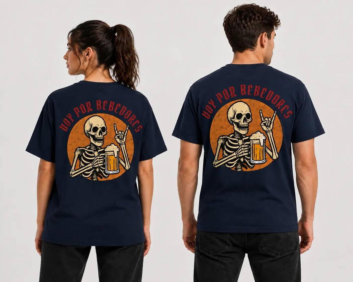 Pareja de espaldas con la camiseta Bebedores azul marino de Friki Darts