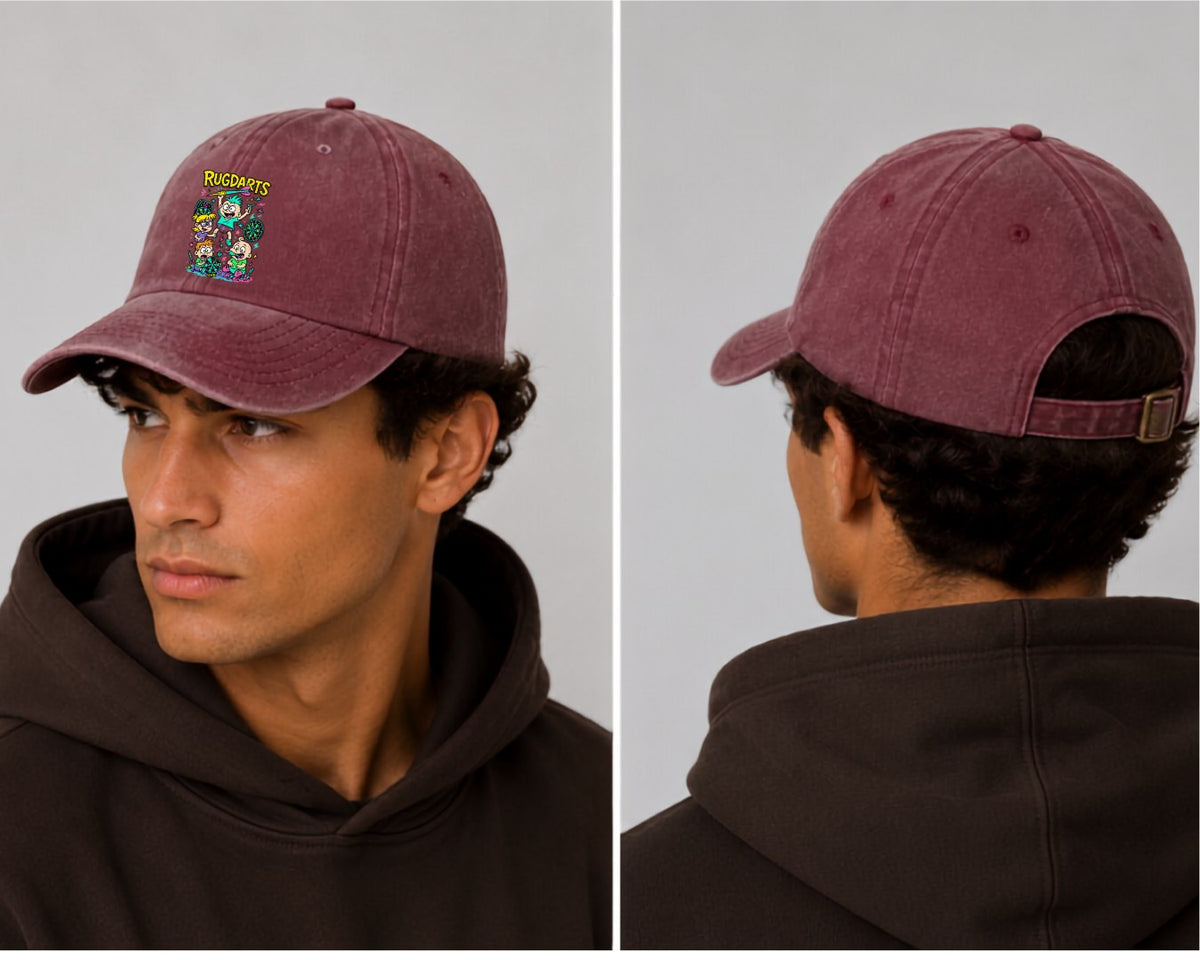 Chico con la gorra de dardos Rugdarts burdeos con efecto lavado, de frente y de espaldas