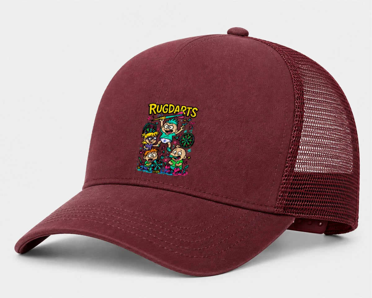 Gorra de dardos Rugdarts burdeos con rejilla trasera y el diseño de bebés con dardos en el frontal