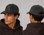 Chico con la gorra de dardos Rugdarts negra con efecto lavado, de frente y de espaldas