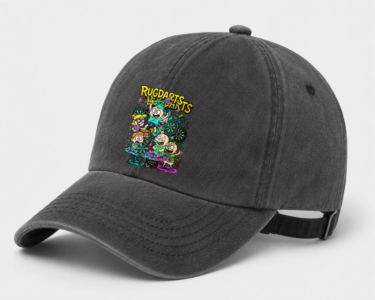 Gorra de dardos Rugdarts negra con efecto lavado y el diseño de bebés con dardos en el frontal