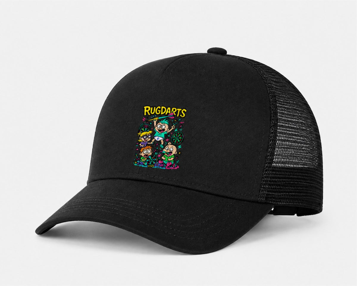 Gorra de dardos Rugdarts negra con rejilla trasera y el diseño de bebés con dardos en el frontal