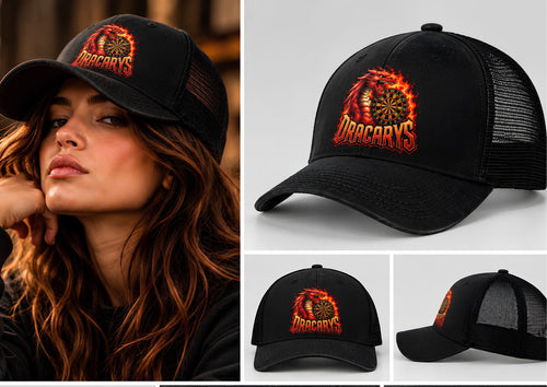 Gorra trucker de dardos Dracarys negra con el dragón en el frontal, puesta y vista desde varios ángulos