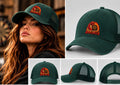 Gorra trucker de dardos Dracarys verde botella con el dragón en el frontal, puesta y vista desde varios ángulos