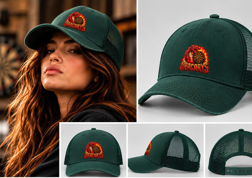 Gorra trucker de dardos Dracarys verde botella con el dragón en el frontal, puesta y vista desde varios ángulos