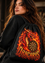 Chica con la mochila de cuerda de dardos Dracarys negra a la espalda