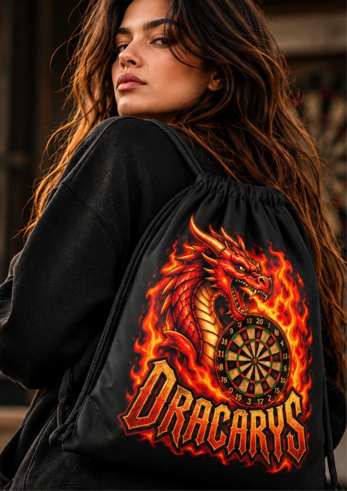 Chica con la mochila de cuerda de dardos Dracarys negra a la espalda