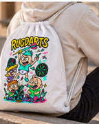 Persona sentada con la mochila de cuerda de dardos Rugdarts blanca a la espalda