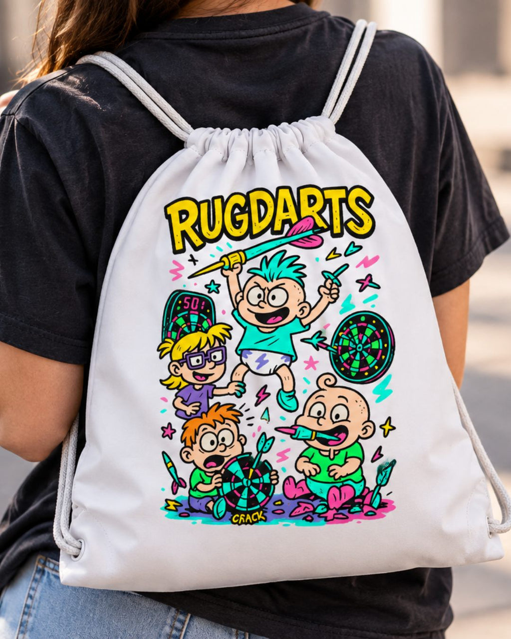 Chica con la mochila de cuerda de dardos Rugdarts blanca a la espalda