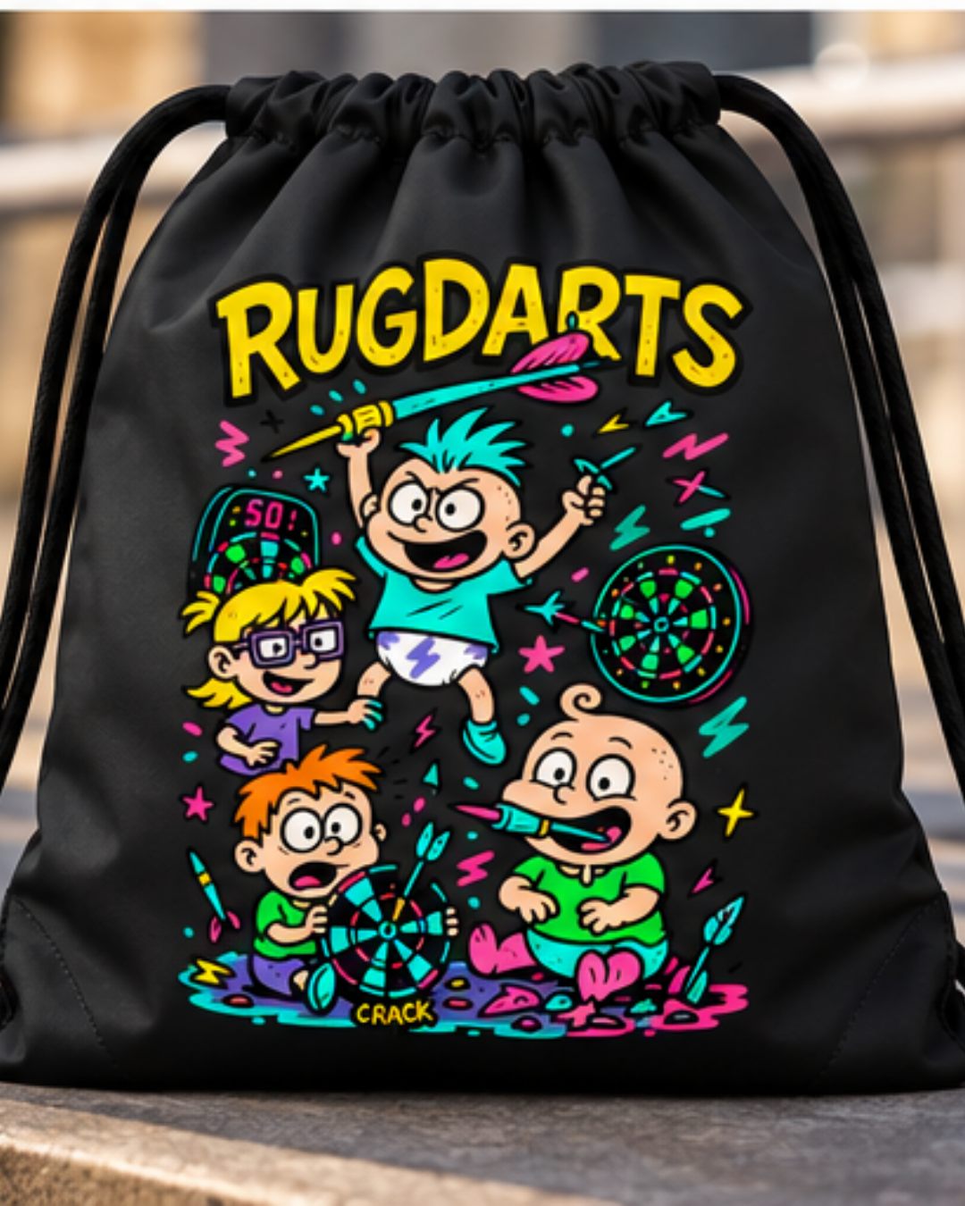 Mochila de cuerda de dardos Rugdarts negra con la pandilla de bebés lanzando dardos