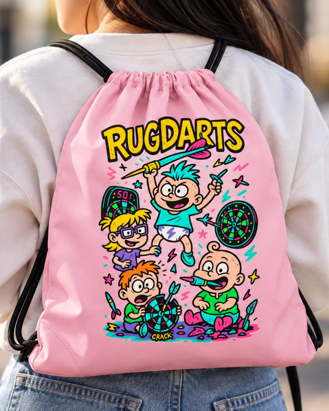 Chica con la mochila de cuerda de dardos Rugdarts rosa a la espalda