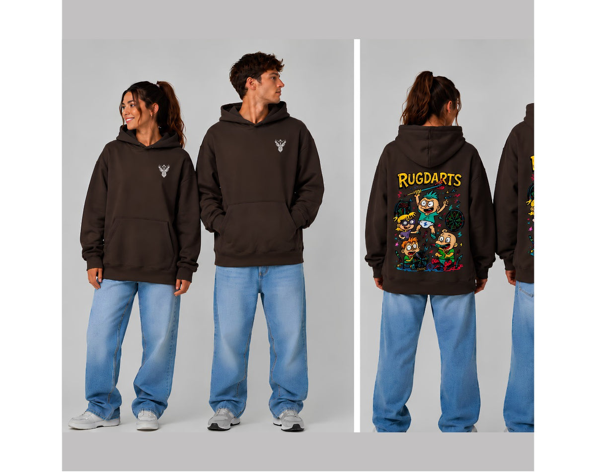 Sudadera oversize de dardos Rugdarts chocolate: logo de CIERVAS delante y el diseño de bebés con dardos detrás