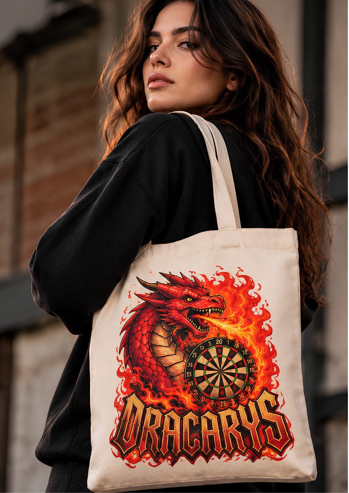 Chica con la tote bag de dardos Dracarys al hombro