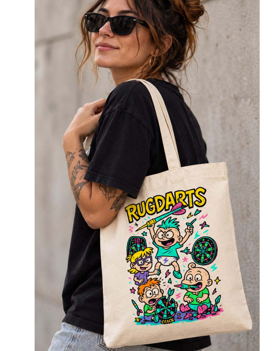 Chica con la tote bag de dardos Rugdarts colgada del hombro